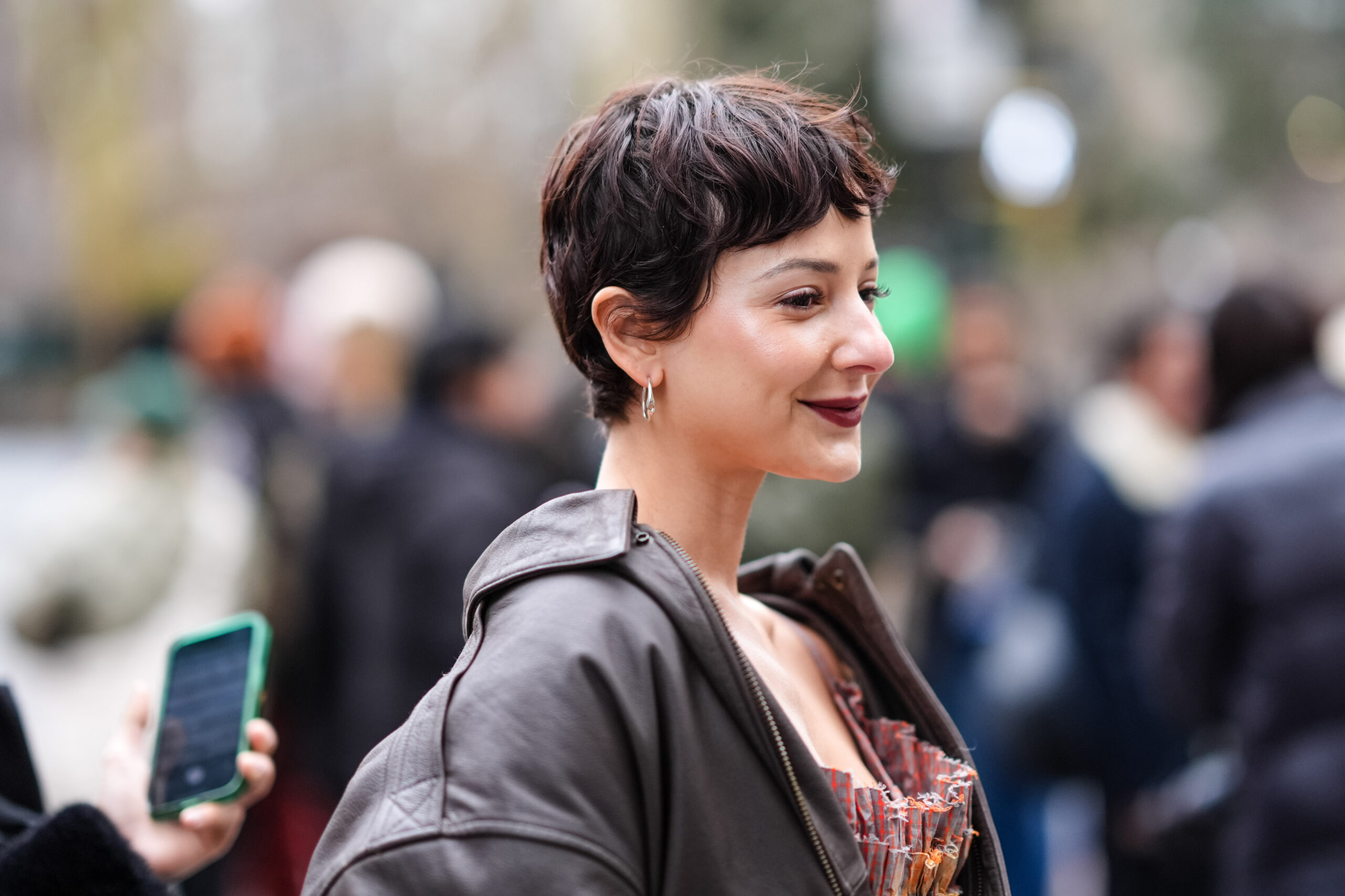 Corte pixie com franja cortina em cabelo fino, com volume natural na raiz