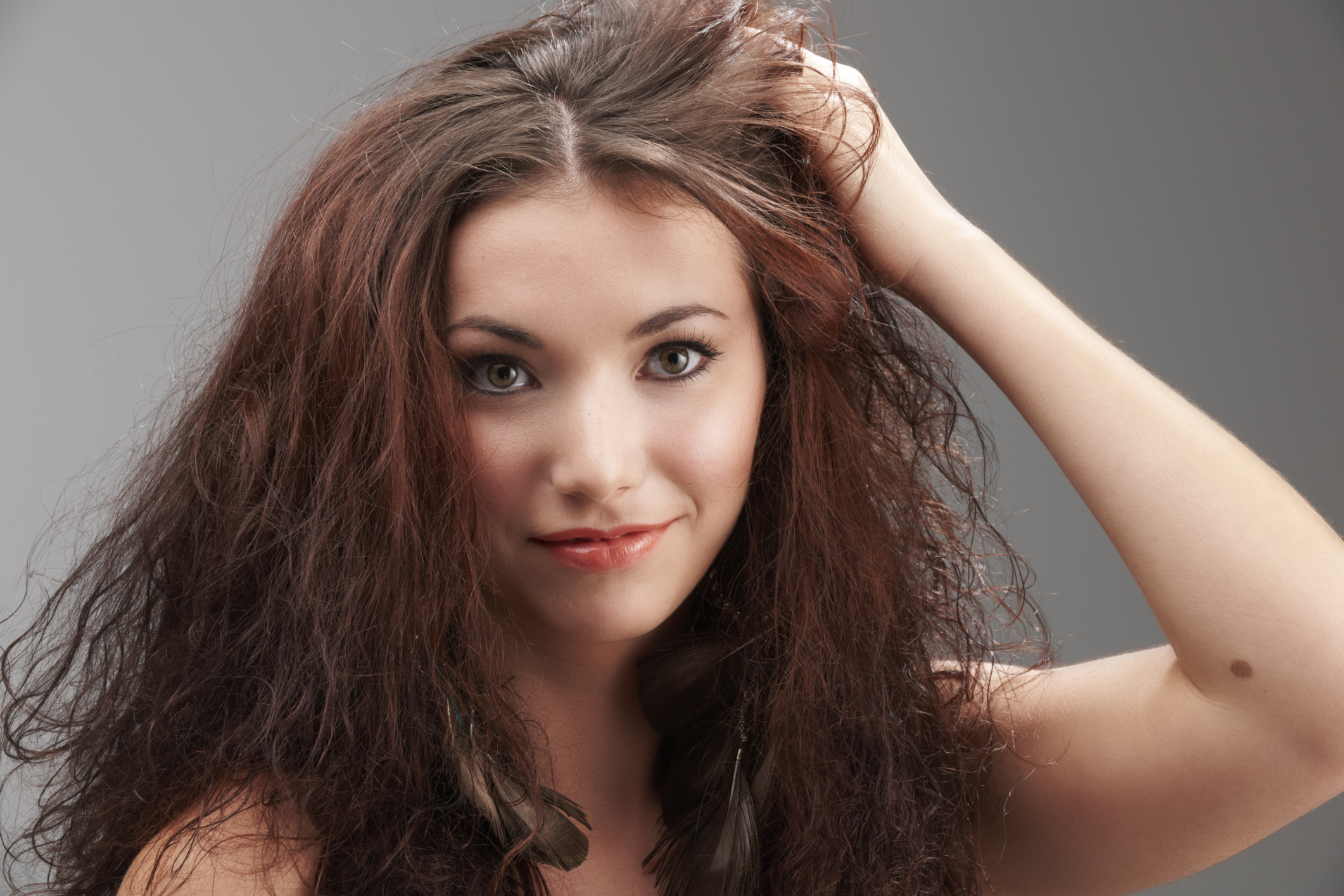 Comparação de cabelo liso com frizz por umidade e cabelo seco com fio estático
