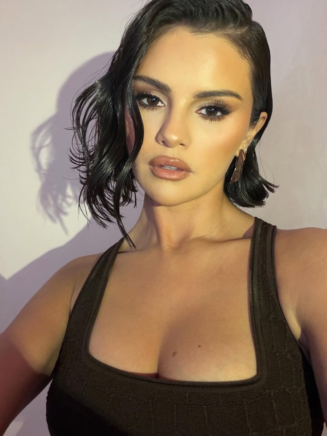 Chanel de bico em cabelo fino visto de perfil: nuca mais curta e frente abaixo do queixo, formando uma diagonal
