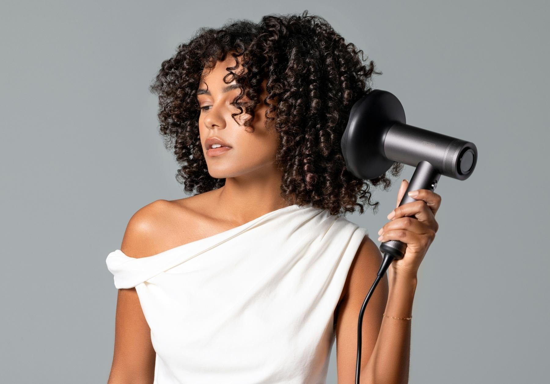Checklist com 5 passos para pedir corte em camadas no salão: ver o portfólio, chegar com o cacho finalizado, levar foto de referência, pedir corte a seco e combinar o comprimento seco