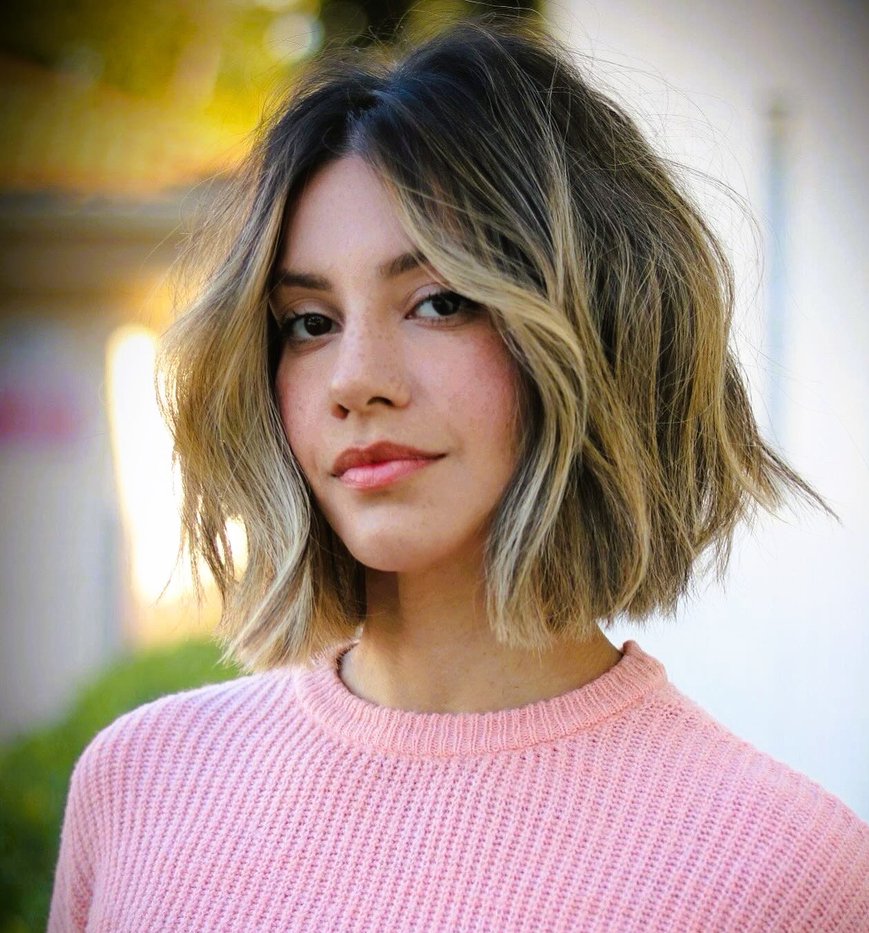 Pixie cacheado com volume natural nos lados e bixie liso com franja e volume nas laterais em mulheres de rosto comprido