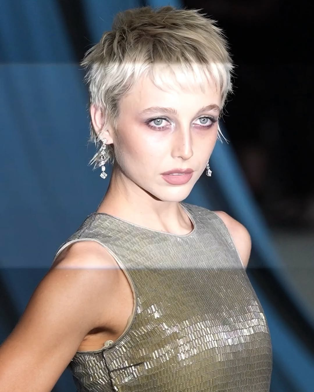 Pixie em cabelo fino e rosto redondo, com laterais curtas e topo texturizado em camadas desconectadas